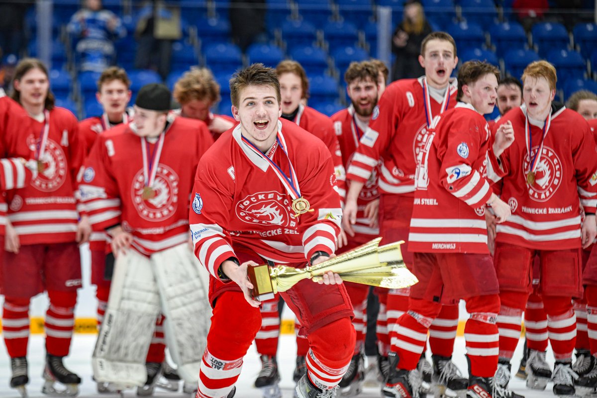 Miroslav Holinka s pohárem pro mistry juniorské extraligy