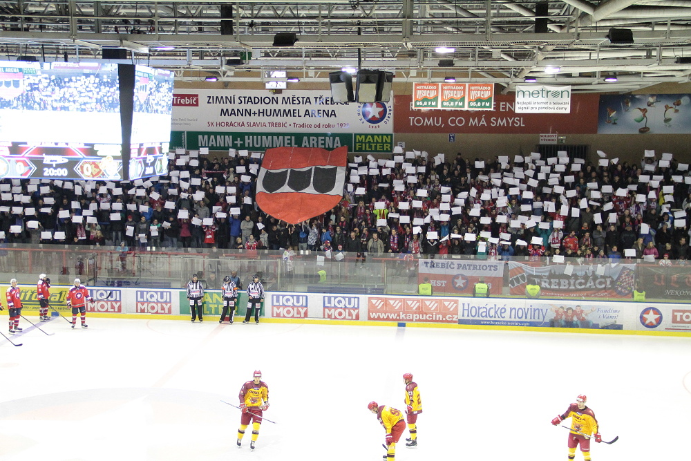 Choreo třebíčských fanoušků před zápasem s jihlavským rivalem.